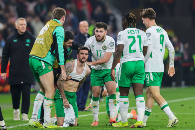troy-parrott-celebrates-scoring-the-winning-goal-with-teammates