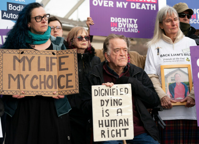 edinburgh-scotland-uk-17th-march-2026-supporters-of-the-assisted-dying-bill-gather-outside-the-scottish-parliament-this-morning-ahead-of-groundbreaking-vote-that-will-take-place-this-evening-the