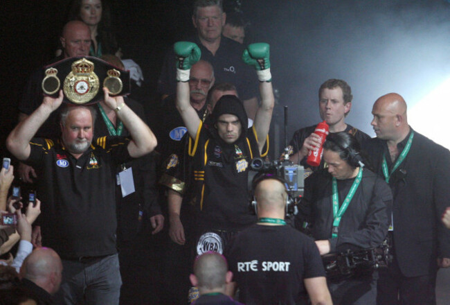 bernard-dunne-makes-his-way-into-the-arena