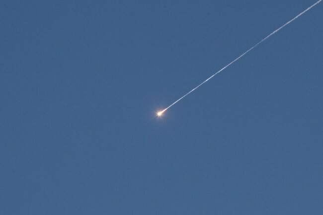 jerusalem-17th-mar-2026-missile-debris-falls-after-israeli-air-defense-systems-launched-interceptor-missiles-over-jerusalem-march-17-2026-credit-chen-junqingxinhuaalamy-live-news