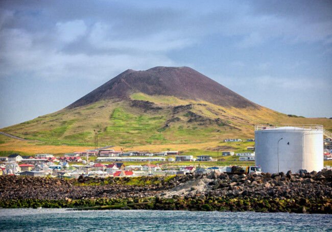 august-3-2015-infamous-eldfell-volcano-over-200-m-660-ft-high-overlooking-heimaey-port-on-heimaey-island-in-the-westman-islands-archipelago-group-vestmannaeyjar-scattered-off-the-south-coas