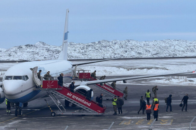 nuuk-greenland-16th-jan-2026-bundeswehr-soldiers-rear-leave-the-plane-after-landing-in-nuuk-in-the-early-evening-a-bundeswehr-reconnaissance-team-arrived-on-the-island-for-possible-military-ex