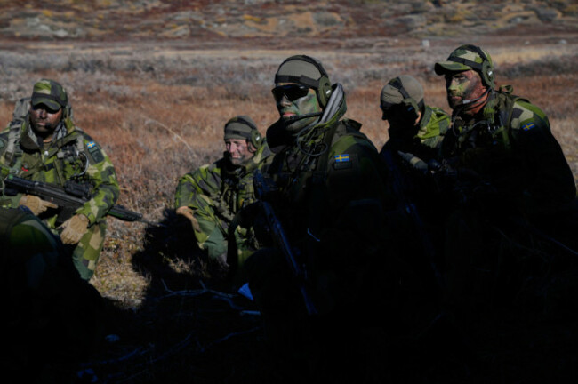 swedish-soldiers-participate-in-an-exercise-with-hundreds-of-troops-from-several-european-nato-members-leading-by-denmark-military-in-kangerlussuaq-greenland-wednesday-sept-17-2025-ap-photoebr