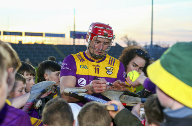 lee-chin-signs-autographs-for-fans