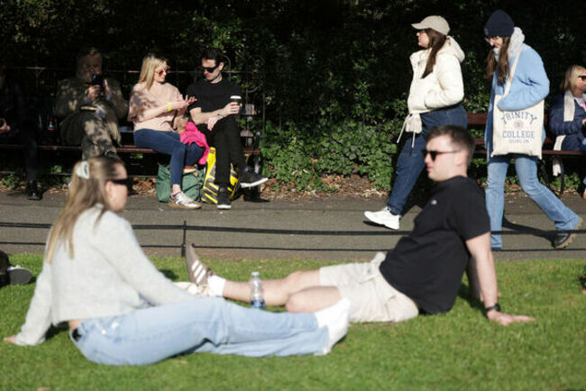 900Sunny Weather_90745176