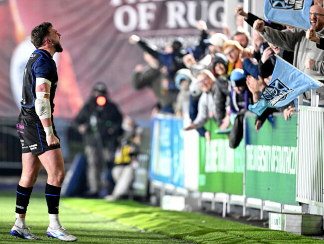 ollie-smith-celebrates-scoring-a-try-with-fans