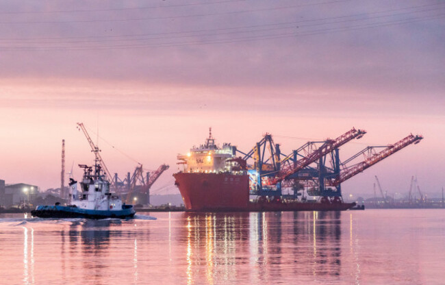 rushbrooke-cork-ireland-22nd-march-2026-at-dawn-the-tugboat-gerry-osullivan-makes-her-way-downstream-preparing-to-pass-the-heavy-lift-vessel-zhong-ren-122-at-rushbrooke-co-cork-the-ship-car