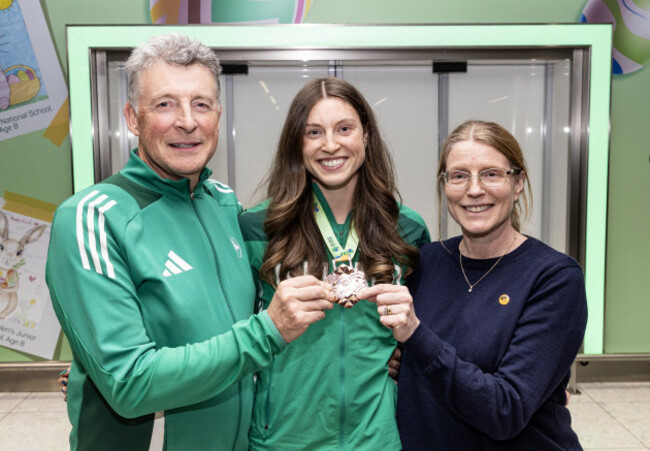 kate-oconnor-arrives-home-with-her-father-michael-and-mother-valerie
