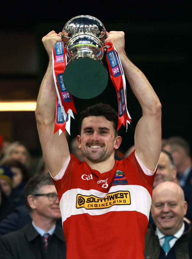 mark-oconnor-lifts-the-trophy