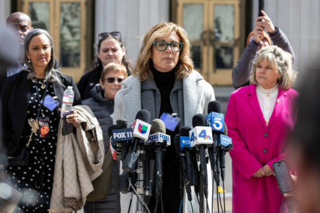 los-angeles-usa-18th-feb-2026-federal-social-media-trial-accusing-media-giants-of-not-protectiing-young-children-from-addictive-social-media-apps-julianna-arnold-whose-daughter-died-from-fentany