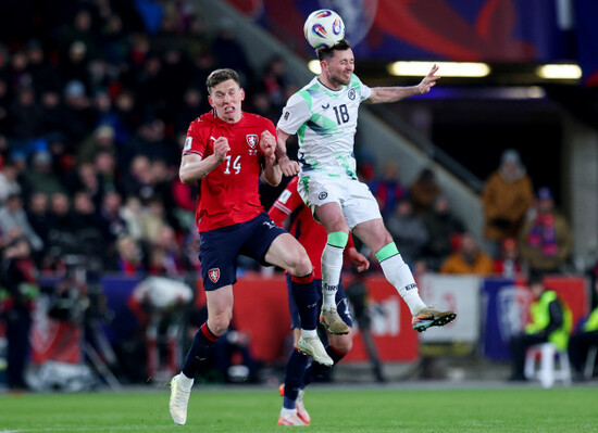 lukas-provod-and-alan-browne-contest-the-high-ball