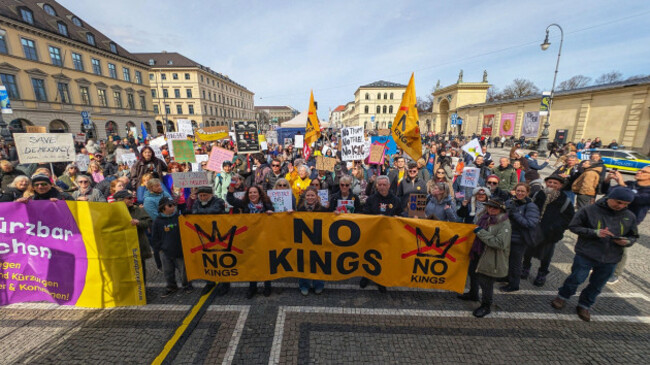 munich-bavaria-germany-28th-mar-2026-joining-over-3200-protests-in-the-us-americans-in-munich-germany-assembled-to-protest-against-the-administration-of-us-president-donald-trump-including-in
