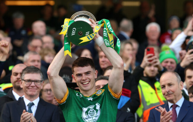 eoghan-frayne-lifts-the-trophy