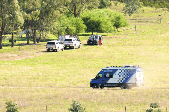 porepunkah-australia-30th-mar-2026-police-officers-attend-the-scene-where-fugitive-dezi-freeman-was-shot-dead-in-porepunkah-victoria-monday-march-30-2026-fugitive-dezi-freeman-has-been-report