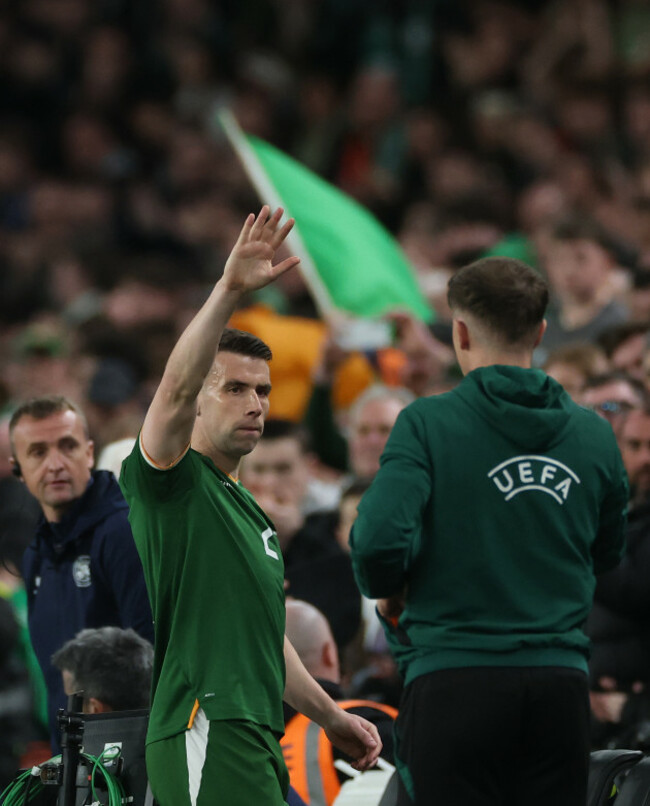 seamus-coleman-salutes-the-fans