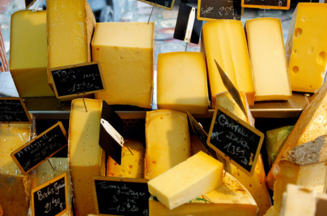 whole-cheeses-ready-to-cut-on-a-cheese-stall-at-a-market-in-honfleur-normandy-france
