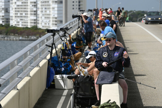 space-enthusiasts-set-up-on-the-a-max-brewer-bridge-to-view-the-nasa-artemis-ii-launch-wednesday-april-1-2026-in-titusville-fla-ap-photophelan-m-ebenhack