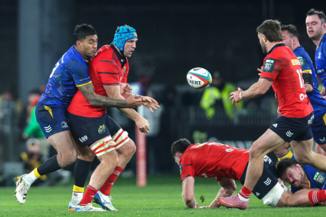 tadhg-beirne-offloads-alex-nankivell-while-being-tackled-by-rieko-ioane