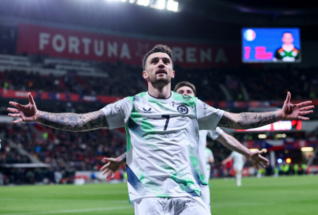 troy-parrott-celebrates-scoring-a-penalty