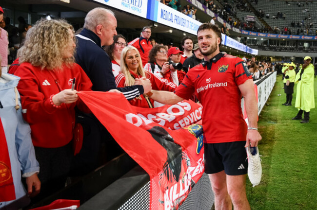 alex-nankivell-with-fans-after-the-match