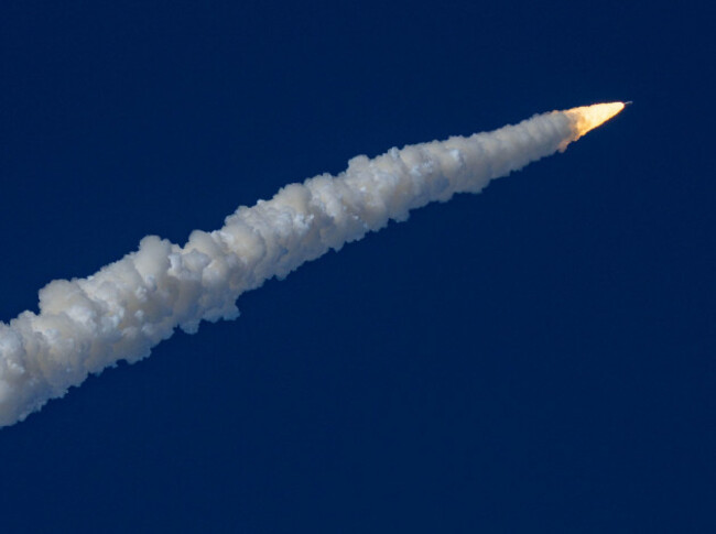 kennedy-space-center-usa-01st-apr-2026-with-clear-blue-skies-and-solving-problems-during-the-countdown-nasa-launched-their-mega-moon-sls-rocket-with-crew-at-635-pm-edt-from-lc-39b-for-their-ten-d