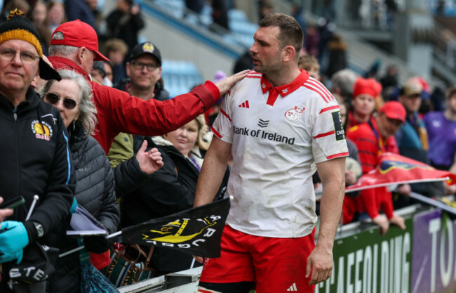 tadhg-beirne-interacts-with-fans-after-the-match