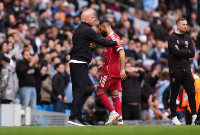 liverpools-mohamed-salah-walks-by-manager-arne-slot-as-he-is-subbed-during-the-emirates-fa-cup-quarter-final-match-at-the-etihad-stadium-manchester-picture-date-saturday-april-4-2026