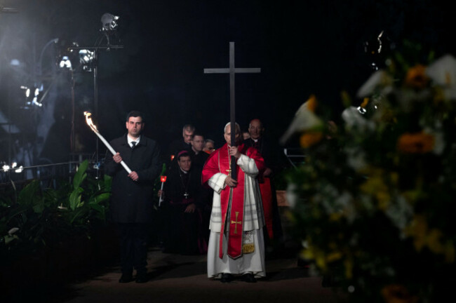 rome-italy-03-april-2026-pope-leo-xiv-leads-the-good-friday-way-of-the-cross-by-carrying-the-cross-throughout-the-colosseum-in-rome-maria-grazia-picciarellaalamy-live-news