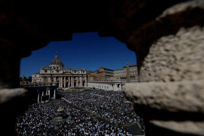 rome-italy-05th-apr-2026-panoramic-views-of-st-peters-square-filled-with-faithful-the-solemn-celebration-of-the-easter-mass-resurrection-of-the-lord-in-st-peters-basilica-presided-over-by