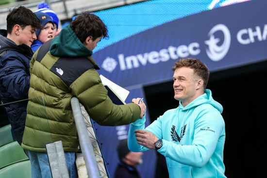 josh-van-der-flier-signs-an-autograph-for-a-fan