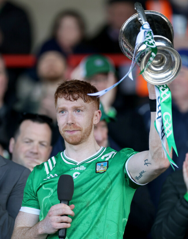 cian-lynch-lifts-the-trophy