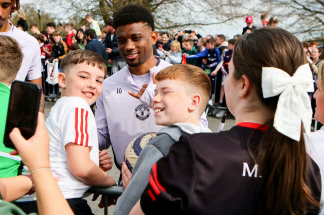 amad-diallo-takes-a-selfie-with-young-manchester-united-fans