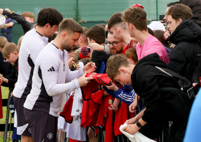 harry-maguire-and-luke-shaw-sign-autographs-for-fans