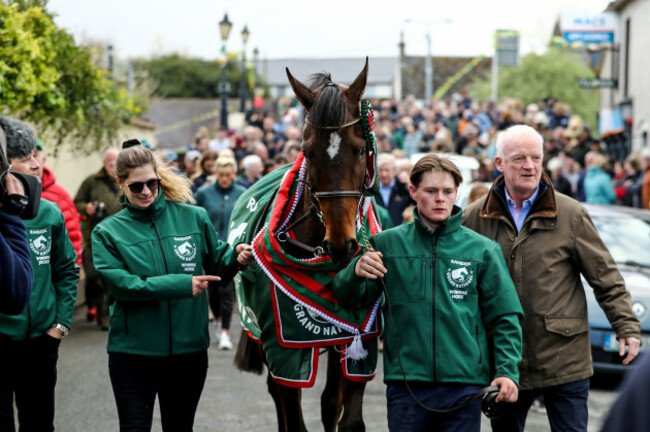 rachel-robins-with-steven-cahill-and-willie-mullins-with-i-am-maximus-as-they-parade-through-leighlinbridge