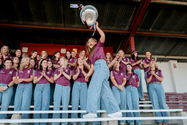 mairead-dillon-celebrates-with-the-oduffy-cup