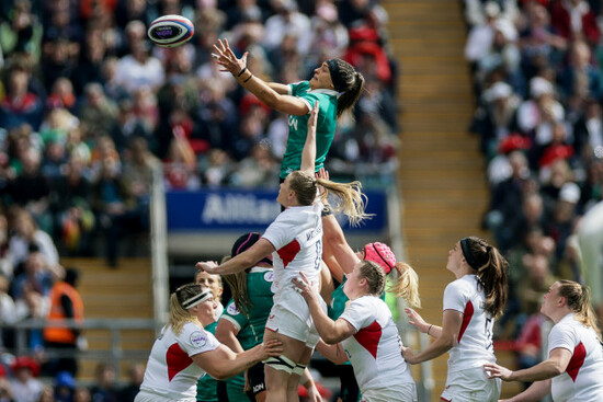 erin-king-receives-the-ball-from-a-lineout