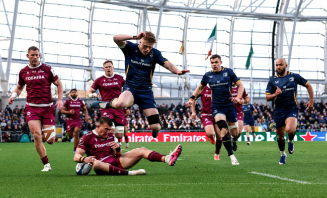 joe-carpenter-attempts-to-tackle-tommy-obrien