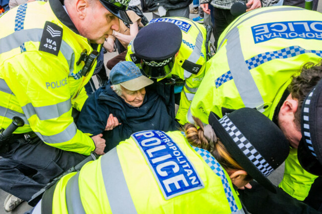 london-uk-11th-apr-2026-despite-the-high-court-ruling-the-met-police-immediately-start-making-several-hundred-arrests-of-those-holding-i-support-palestine-action-placards-the-people-are-predomi