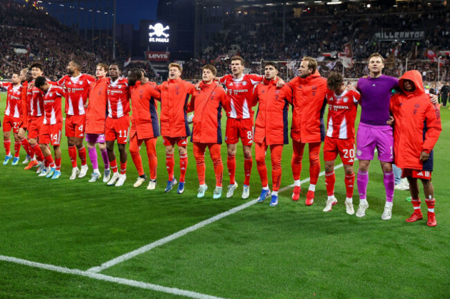 der-bayern-mannschaft-mit-jonathan-tah-jonas-urbig-nicolas-jackson-joshua-kimmich-leon-goretzka-harry-kane-tom-bischof-manuel-neuer-nach-ihrem-sieg-vom-spiel-der-1-fussball-bundesliga-fc-st