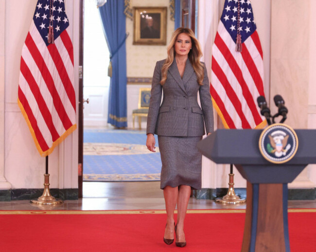 april-9-2026-washington-dc-virginia-usa-us-first-lady-melania-trump-arrives-in-the-grand-foyer-of-the-white-house-ahead-of-a-statement-in-washington-dc-usa-on-april-9-2026-us-first-lady-mela