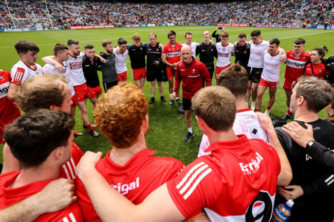 ciaran-meenagh-speaks-to-the-team-huddle-after-the-game