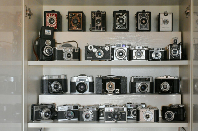 display-or-collection-of-vintage-film-cameras-including-box-cameras-and-rangefinder-cameras
