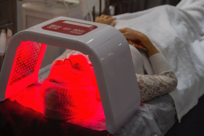 express-facial-treatment-with-led-therapy-woman-on-a-light-therapy-procedure-led-lamp-with-red-light