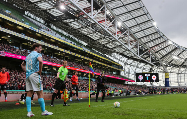 barry-baggley-prepares-to-take-a-corner