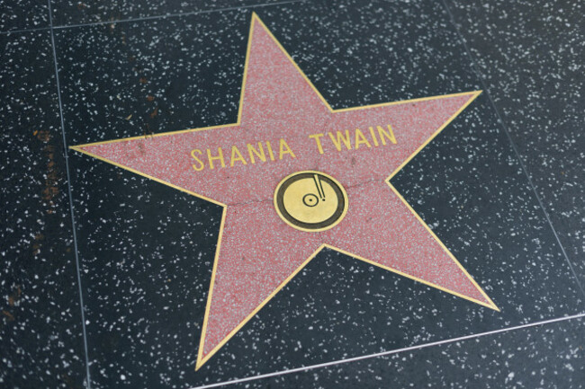 hollywood-ca-december-06-shania-twain-star-on-the-hollywood-walk-of-fame-in-hollywood-california-on-dec-6-2016