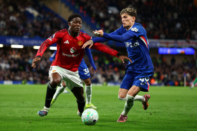 london-uk-18th-apr-2026-kobbie-mainoo-of-manchester-united-and-alejandro-garnacho-of-chelsea-challenge-for-the-ball-during-the-chelsea-vs-manchester-united-premier-league-match-at-stamford-bridge