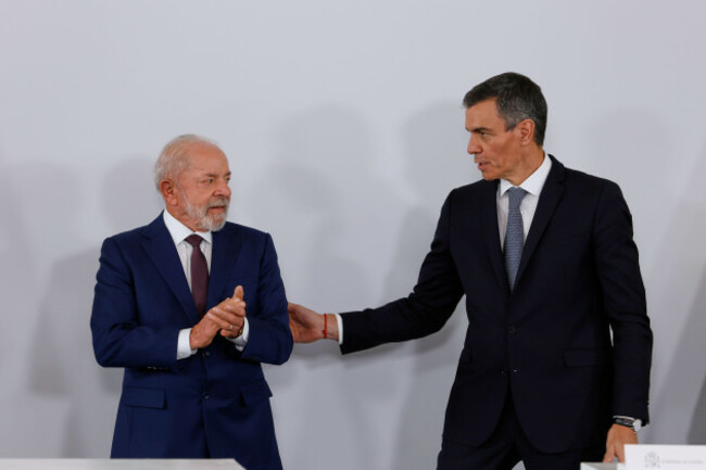 spains-prime-minister-pedro-sanchez-right-greets-brazils-president-luiz-inacio-lula-da-silva-during-a-spain-brazil-summit-in-barcelona-spain-friday-april-17-2026-ap-photojoan-monfort