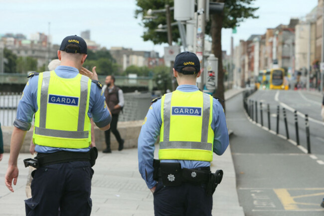 dublin-ireland-8th-august-2025-garda-officers-on-patrol-along-the-quays-of-the-river-liffey-in-dublin-city-centre-on-a-sunny-afternoon-in-the-irish-capital
