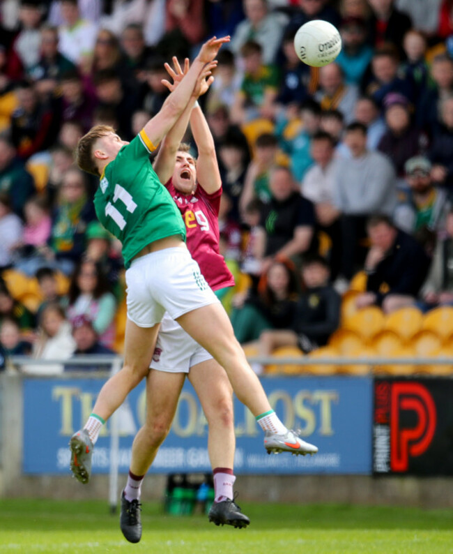 ruairi-kinsella-and-tadhg-baker-jump-for-the-high-ball