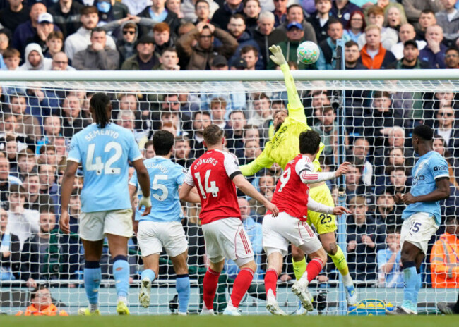 manchester-uk-19th-apr-2026-kai-havertz-of-arsenal-heads-over-the-bar-in-extra-time-during-the-manchester-city-vs-arsenal-premier-league-match-at-the-etihad-stadium-manchester-picture-credit-sho